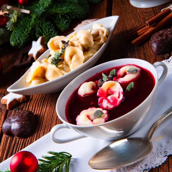 Traditional Polish Christmas Eve borscht with dumplings — Stock Photo, Image