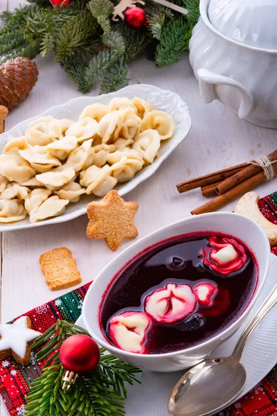 Barszcz (sopa de remolacha) con pierogi pequeño — Foto de Stock