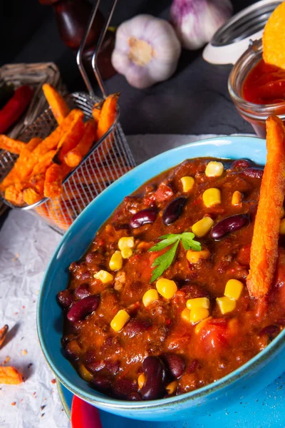 Chili con carne med sötpotatis och kryddig nachos — Stockfoto