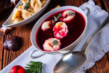 Geleneksel Polonya Noel arifesi çorbası.