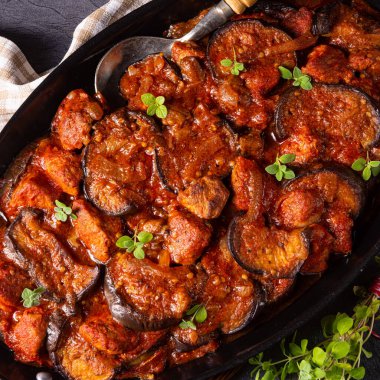 Arni me melitzanes - patlıcanlı kuzu yahnisi