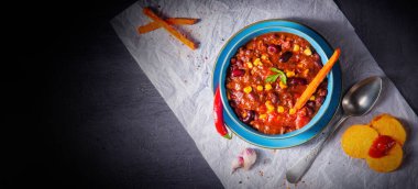 Tatlı patates ve baharatlı nachos ile acılı makarna.