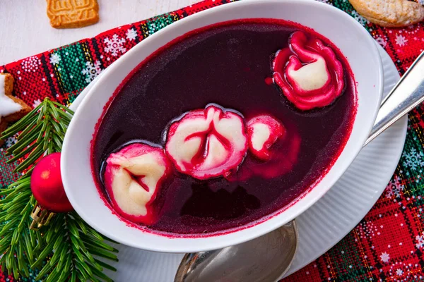 Barszcz (zuppa di barbabietole) con pierogi piccoli — Foto Stock