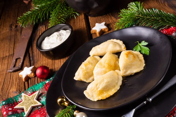 Lahana turşulu ve mantarlı Polonya Noel pierogisi. — Stok fotoğraf