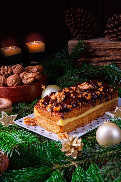 Chocolade peperkoek met vulling, jam en noten — Stockfoto