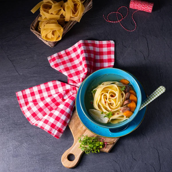 Smakelijke zelfgemaakte kip noodle soep — Stockfoto