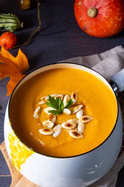 Kavrulmuş kabak çekirdeği ve tohum yağı ile kabak kremalı çorba.