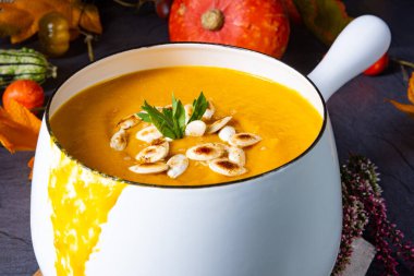 Kavrulmuş kabak çekirdeği ve tohum yağı ile kabak kremalı çorba.