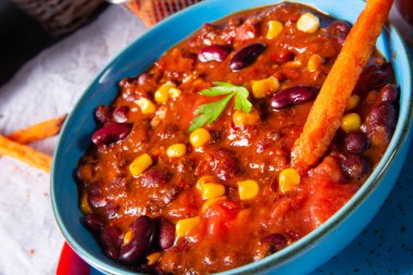 Tatlı patates ve baharatlı nachos ile acılı makarna.