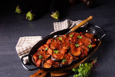 Arni me melitzanes - patlıcanlı kuzu yahnisi