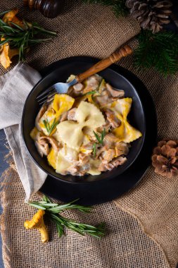 Mantarlı ve krema soslu renkli makarna..