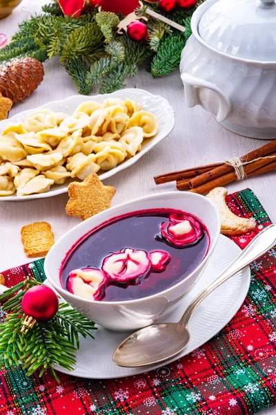 Barszcz (Rote-Bete-Suppe) mit kleinen Pierogi — Stockfoto
