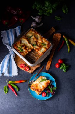 Domates soslu ve fesleğenli baharatlı lazanya.