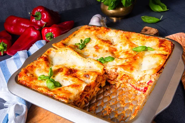 Rustikale würzige Lasagne mit Basilikum auf der Dose. — Stockfoto