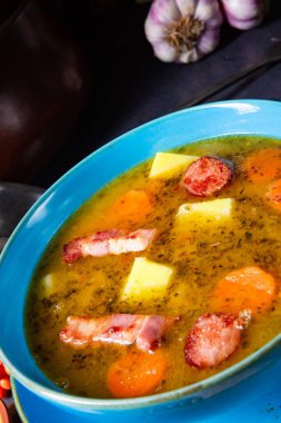 Tütsülenmiş pastırma ve sosis ile bezelye çorbası (grochowka)