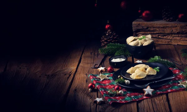 Pierogi de Natal polonês com chucrute e cogumelos — Fotografia de Stock