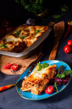 Domates soslu ve fesleğenli baharatlı lazanya.