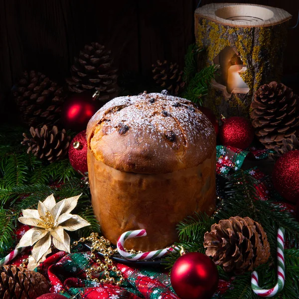 Panettone, ένα ιταλικό Χριστουγεννιάτικο γλυκό ψωμί — Φωτογραφία Αρχείου