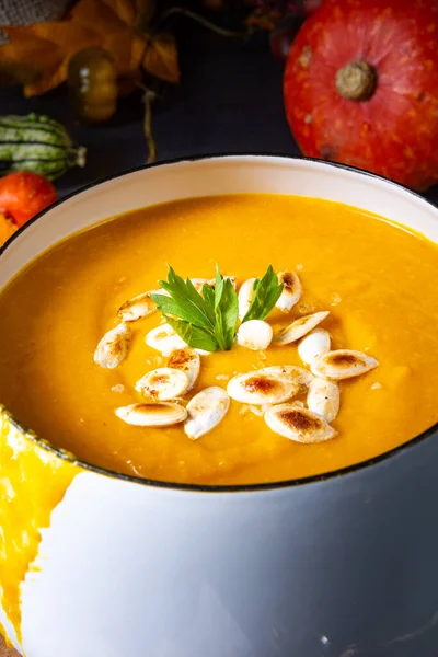 Pumpkin cream soup with roasted pumpkin seeds and seed oil — Stock Photo, Image