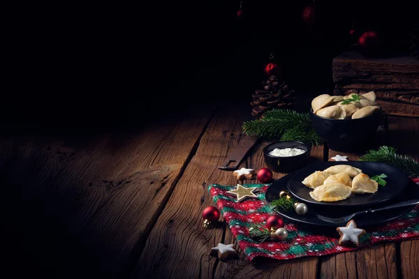 Polskie pierogi świąteczne z kiszoną kapustą i grzybami — Zdjęcie stockowe