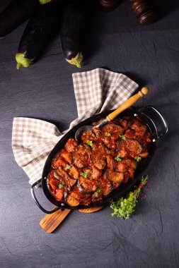 Arni me melitzanes - patlıcanlı kuzu yahnisi