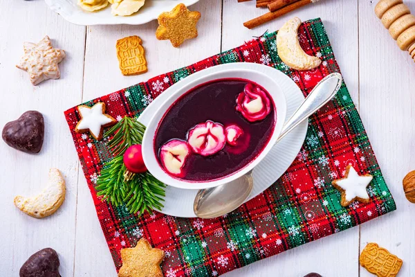 Barszcz (sopa de beterraba) com pequeno pierogi — Fotografia de Stock