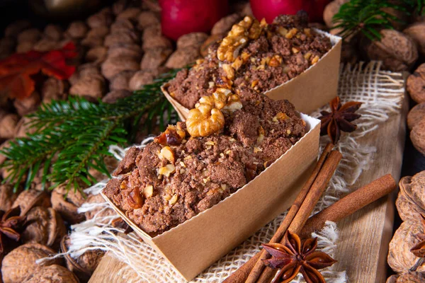 Delicioso pastel de chocolate de manzana con avellanas —  Fotos de Stock