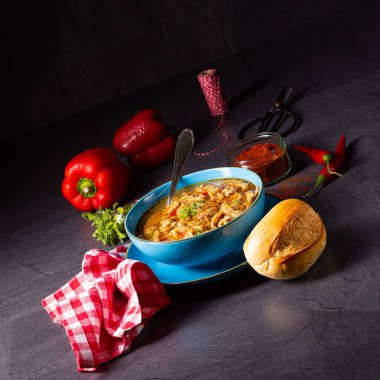 Flaczki - taze ve baharatlı otlu işkembe çorbası.