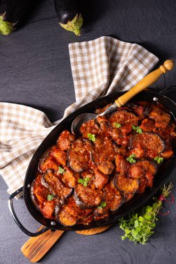 Arni me melitzanes - patlıcanlı kuzu yahnisi