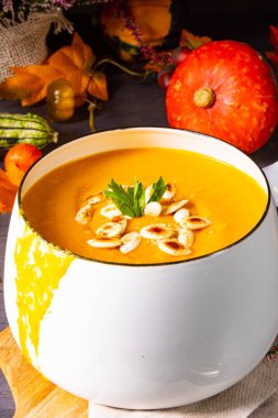 Kavrulmuş kabak çekirdeği ve tohum yağı ile kabak kremalı çorba.