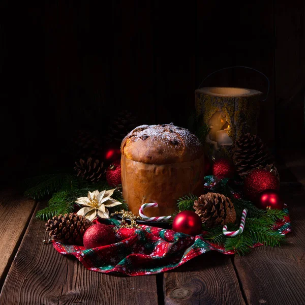 Panettone, ein süßes italienisches Weihnachtsbrot — Stockfoto