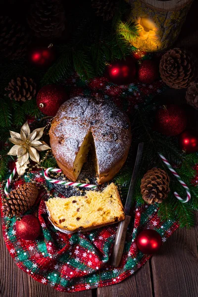 Panettone, ein süßes italienisches Weihnachtsbrot — Stockfoto