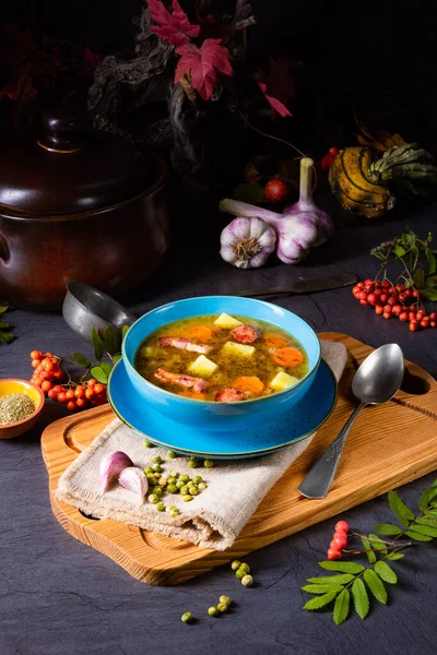 Sopa de guisantes polacos (grochowka) con tocino ahumado y salchicha — Foto de Stock