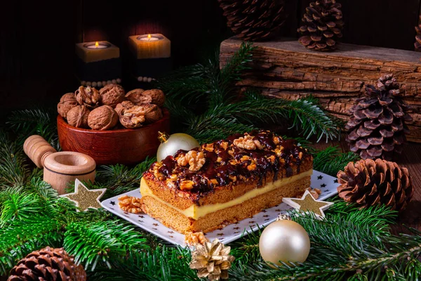 Chocolade peperkoek met vulling, jam en noten — Stockfoto