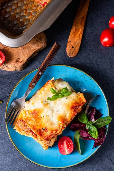 Pikantní lasagne s rajčatovou omáčkou a bazalkou — Stock fotografie