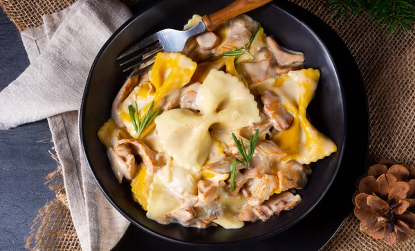 Massa farfalle colorida com chanterelles e molho de creme. — Fotografia de Stock