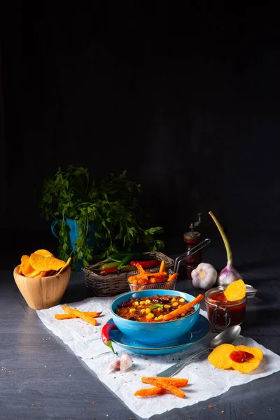 Chili con Carne mit Süßkartoffeln und würzigen Nachos — Stockfoto