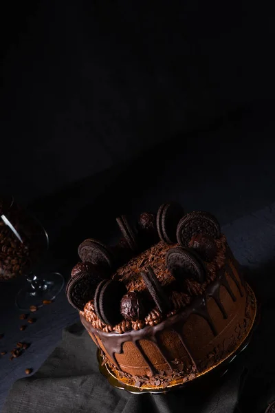 Delicioso pastel de chocolate con galletas —  Fotos de Stock