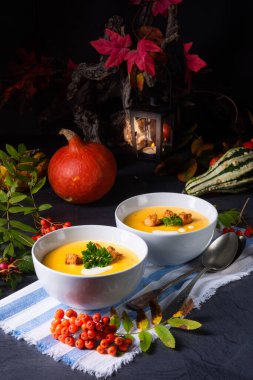 Kızarmış ekmek ve hindistan cevizi sütüyle lezzetli balkabağı çorbası.