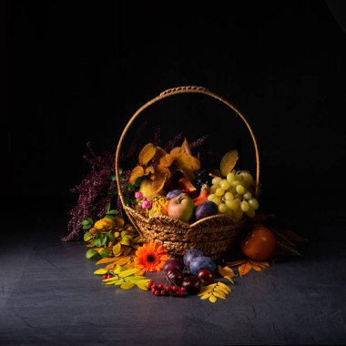 Yuvarlak sepetteki sonbahar kornucopiası