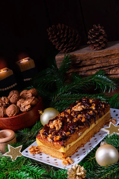 Chocolade peperkoek met vulling, jam en noten — Stockfoto