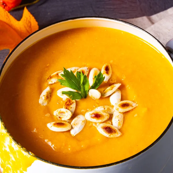 Pumpkin cream soup with roasted pumpkin seeds and seed oil — Stock Photo, Image