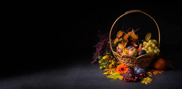 Cornucopia otoñal en cesta redonda — Foto de Stock