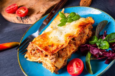 Domates soslu ve fesleğenli baharatlı lazanya.