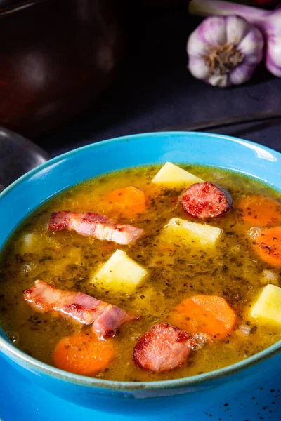 Polish pea soup (grochowka) with smoked bacon and sausage — Stock Image Polish pea soup (grochowka) with smoked bacon and sausage Stock Picture