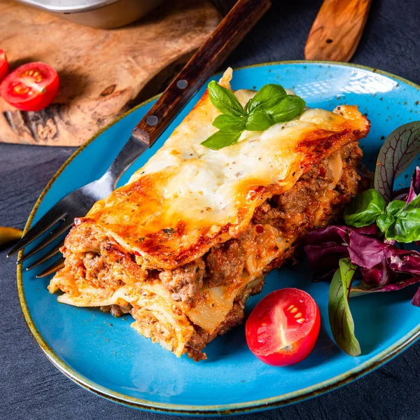 Pikantní lasagne s rajčatovou omáčkou a bazalkou — Stock fotografie