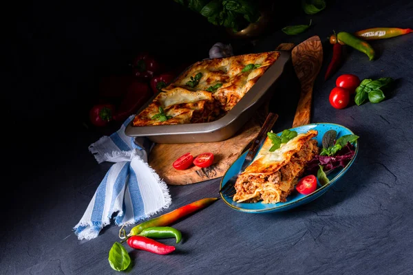 Pikantní lasagne s rajčatovou omáčkou a bazalkou — Stock fotografie