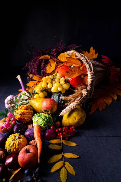 Das schöne und herbstliche Füllhorn — Stockfoto