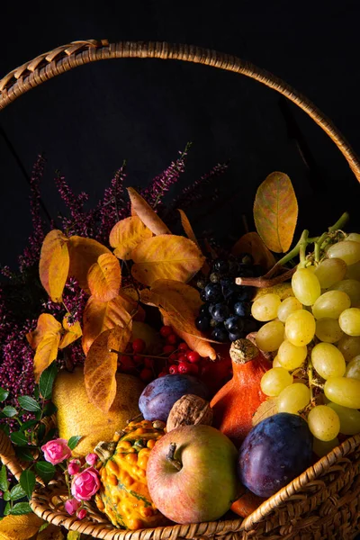 Herbstliches Füllhorn in rundem Korb — Stockfoto