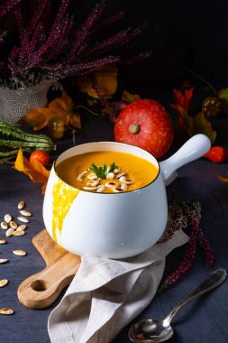 Kavrulmuş kabak çekirdeği ve tohum yağı ile kabak kremalı çorba.